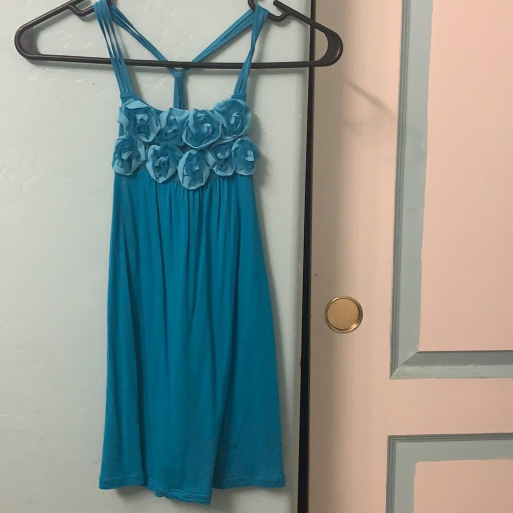 Super cute tank top with beautiful blue flowers 💐